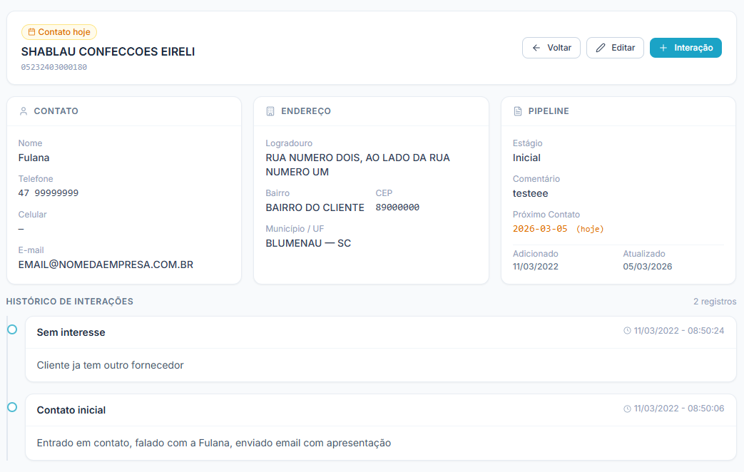 Ficha detalhada de cliente no Pulsor mostrando dados de contato (nome, telefone, celular, e-mail), endereço completo, pipeline de vendas com estágio e próximo contato, e histórico de interações
